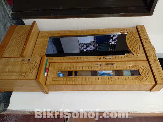 ড্রেসিং টেবিল